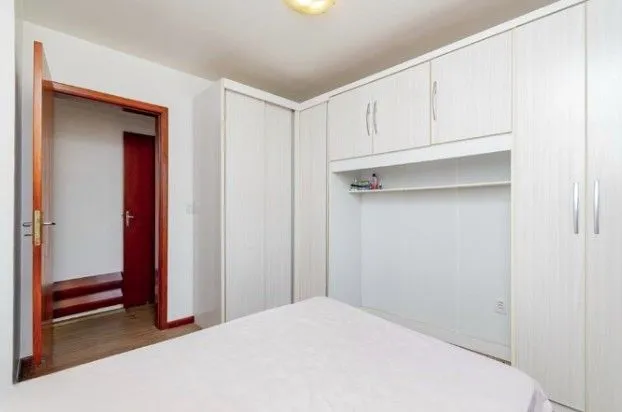 Imagem Linda cobertura de 4 dormitórios,1 suíte , 4 banheiros para venda, 4 vagas de garagens cobertas e escrituradas, 1 terraço com deck, piscina e churrasqueira no bairro Jardim Lindóia em Porto Alegre/RS.