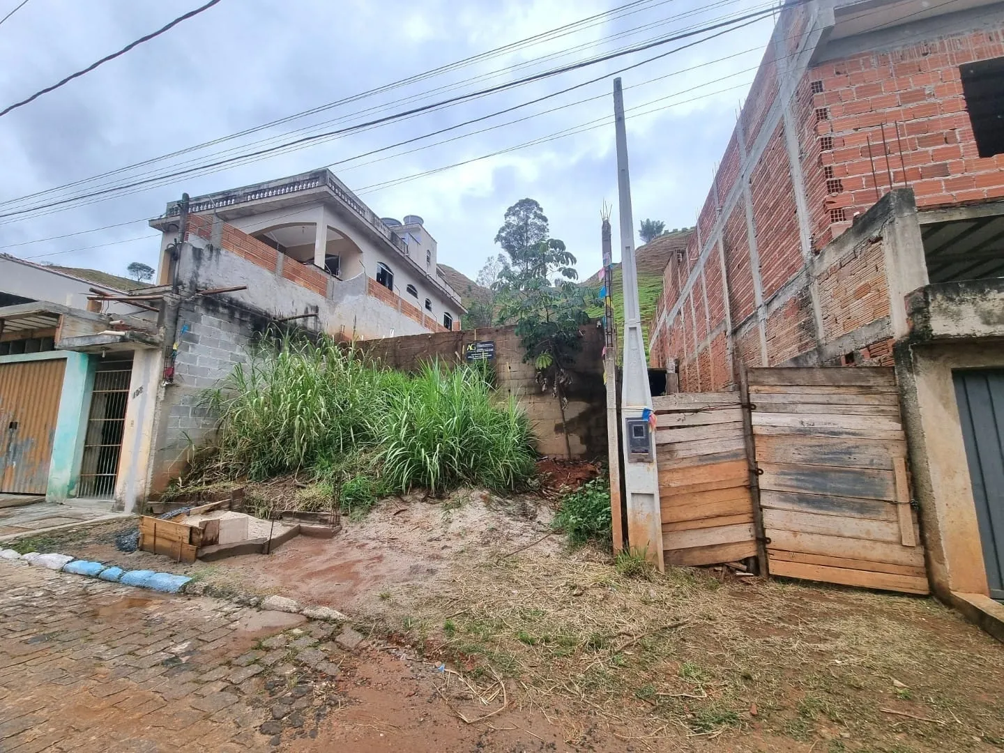 Imagem Terreno de 250m² à venda em Aparecida com projeto aprovado para 16 lofts modernos, ideal para uso residencial ou comercial, com vista incrível para a