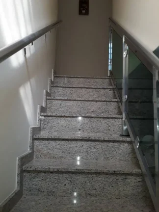 Imagem Imóvel amplo com 3 quartos, sendo 1 suíte, e 4 banheiros no total. garagem para dois autos, sala d...