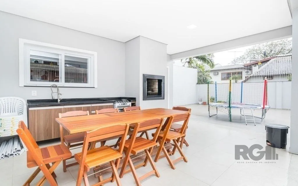 Imagem Excelente casa de 254m² com 4 dormitórios sendo 3 suítes.