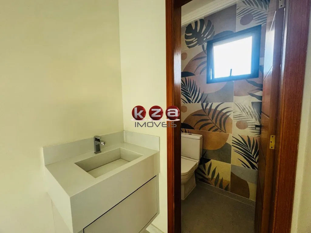 Imagem Casa de alto padrão a venda no Condomínio Portal do Jequitibá em Valinhos-SP: 4 quartos, 3 suítes, 4 vagas de garagem, 244m² de área.