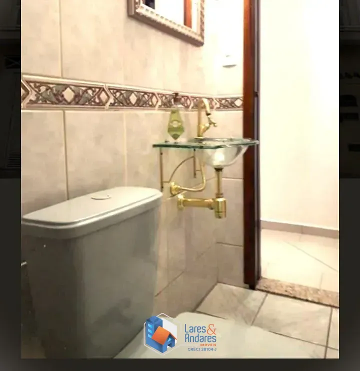Imagem SOBRADO COM 3 DORMS (2 SUÍTES COM AR COND), 2 SALAS, COZ. COM COPA E ARMÁRIOS PLANEJADOS, QUINTAL LATERAL FECHADO. 4 VAGAS COBERTAS. VILA MIRANTE SP.