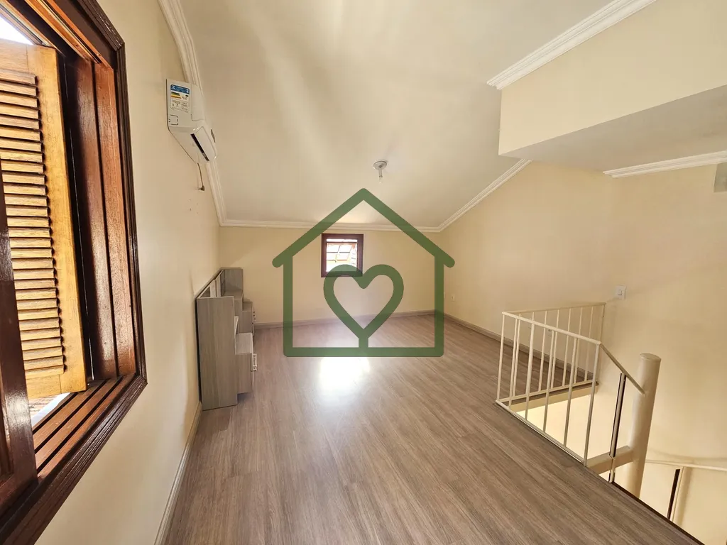 Imagem Casa em condomínio reformada e semimobiliada, com vaga para até 04 carros.

Térreo com living de ...