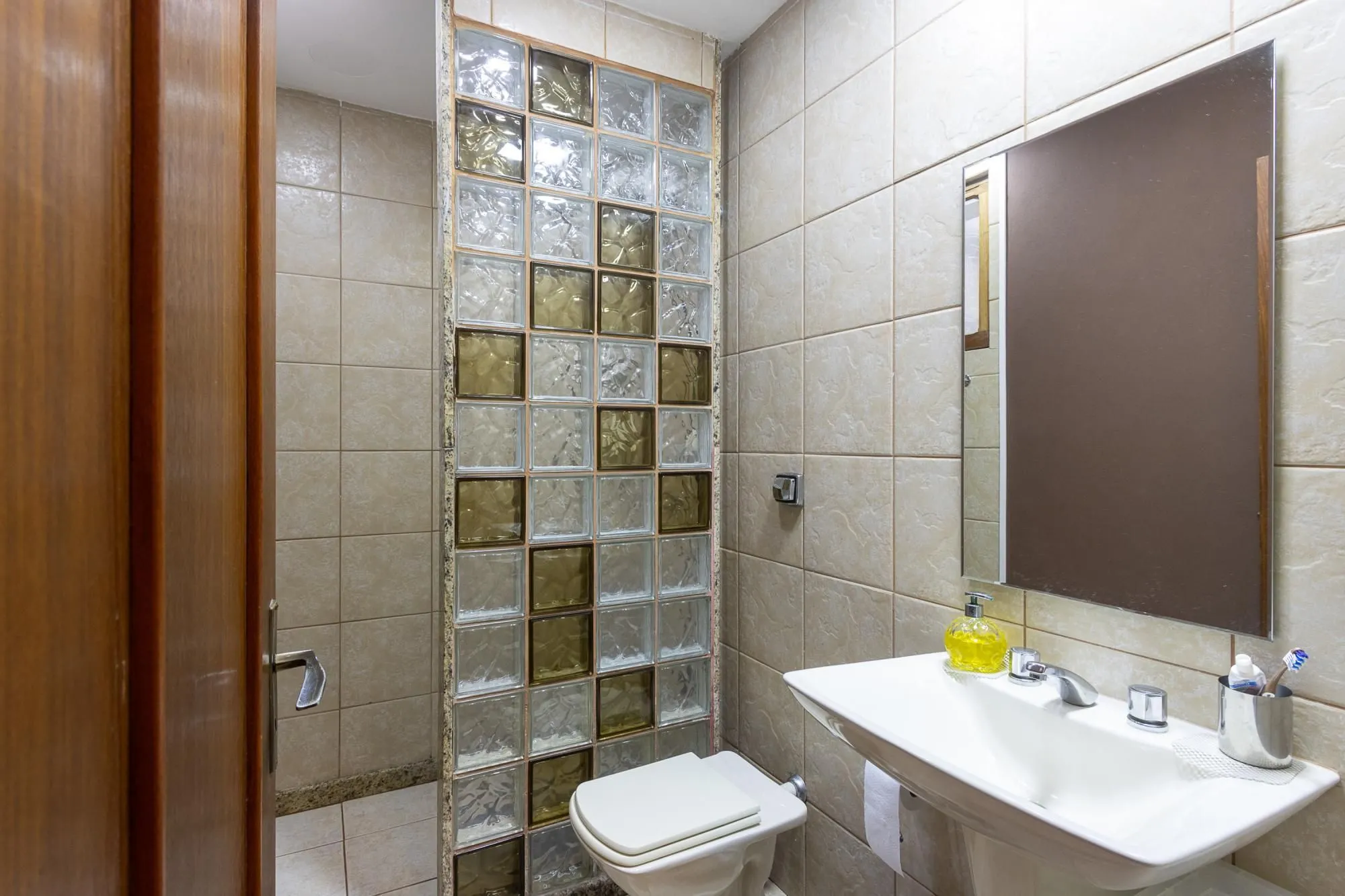 Imagem Casa em condomínio á venda com 6 dormitórios em Porto Alegre