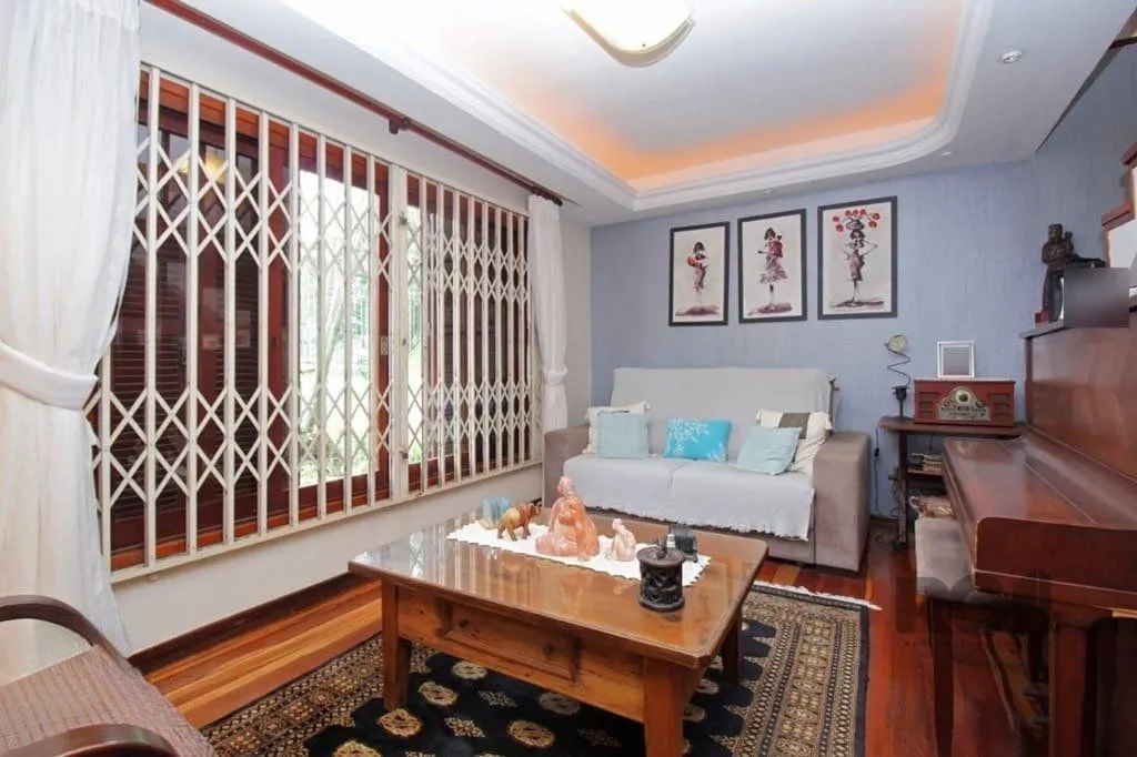 Imagem Casa de 275m² - 3 dormitórios e 3 vagas no bairro Coronel Aparício Borges
