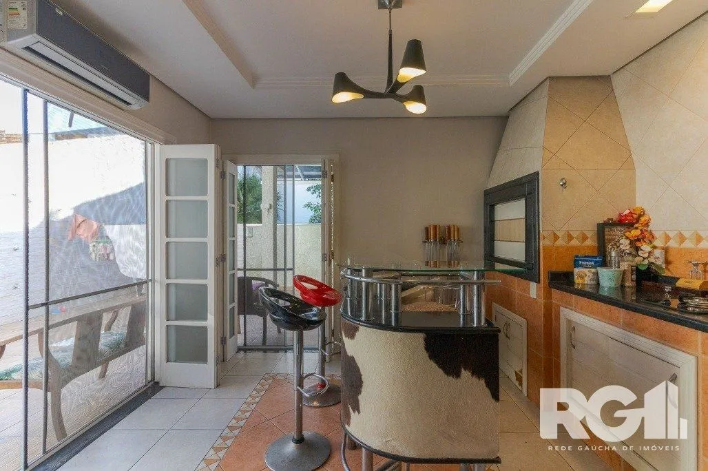 Imagem Casa em Condomínio com 3 Suítes, Espaço Gourmet e 5 Vagas de Garagem