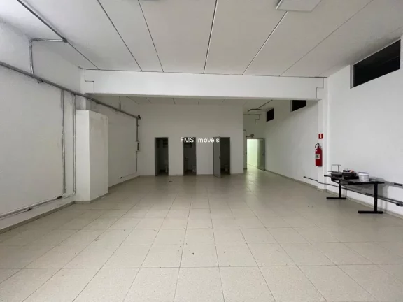 Imagem Galpão com 650m2 para locação em Barueri - SP.