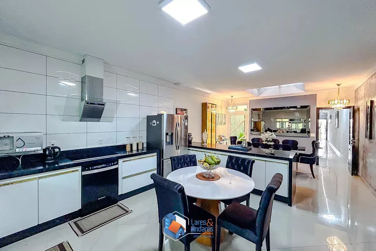 Imagem Casa para venda em Penha de França com 4 quartos, sendo 4 suítes, 212m²