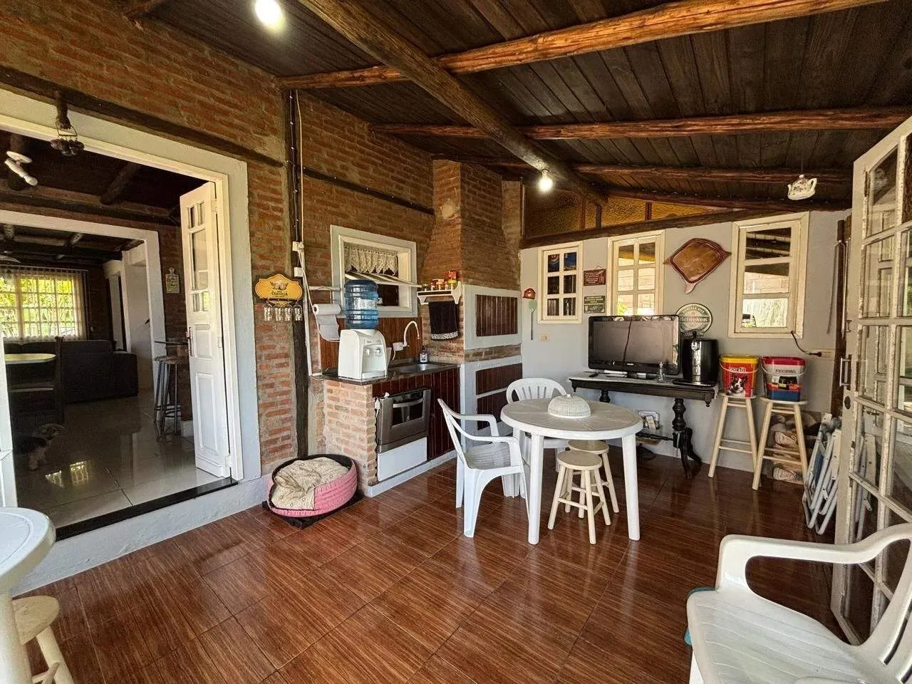 Imagem Residência de Luxo no Cantegril com 4 Dormitórios, 2 Suítes, Piscina e Espaço Gourmet Exclusivo