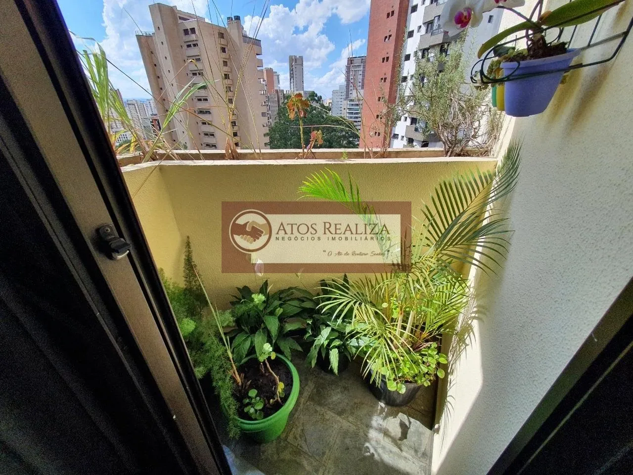 Imagem Vendo SUPER Apartamento na região do Morumbi, um excelente imóvel de 211m², com 3 Dormitorios grandes, sendo 1 Suíte com varanda, Sala de estar e Jantar, Cozinha, Lavanderia com dependência de empregada, banho Social e Lavabo, 3 vagas de garagem cobertas,