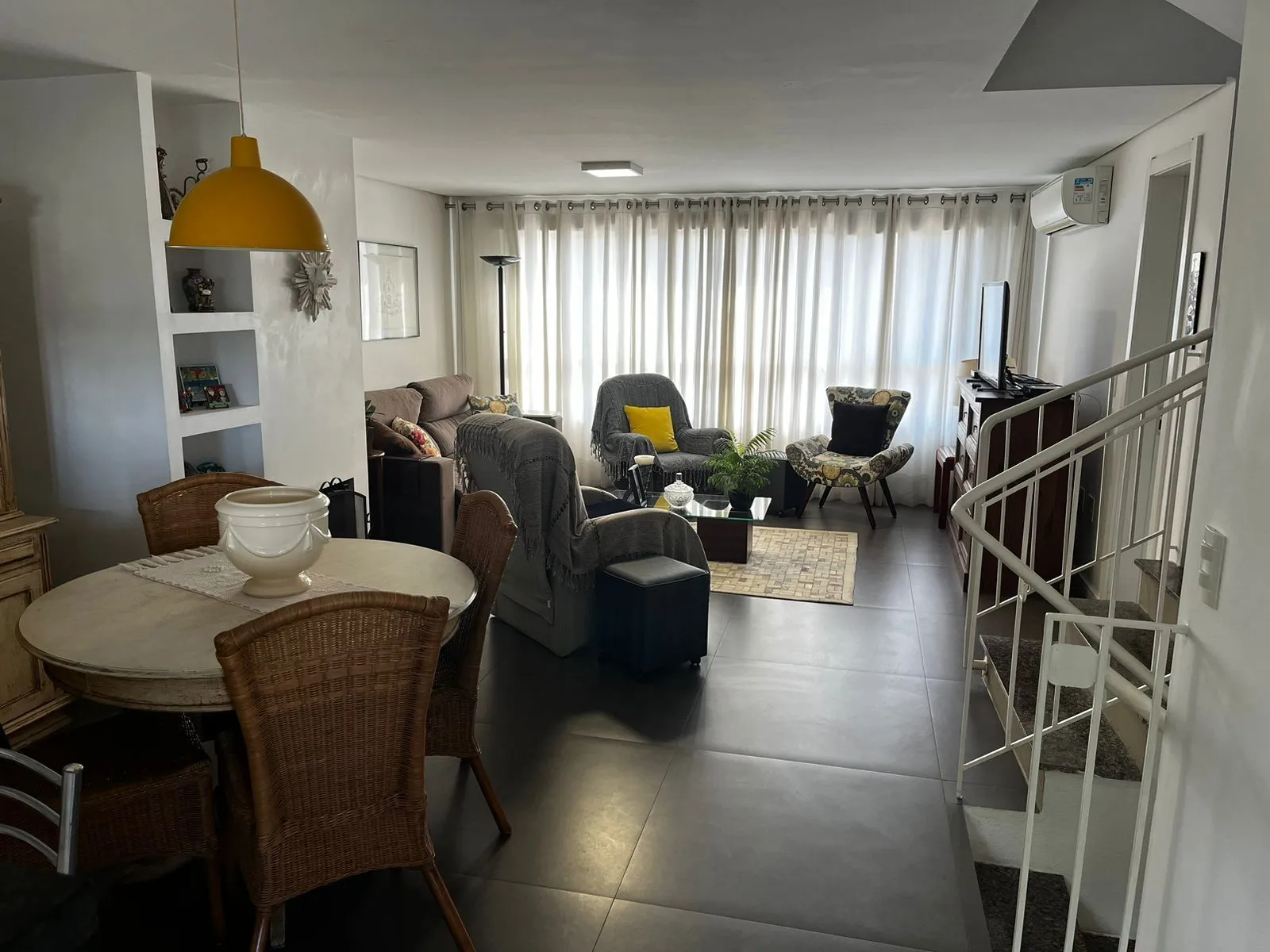 Imagem Sobrado com 3 quartos, 1 suíte, lareira, churrasqueira, 3 vagas cobertas na zona sul.