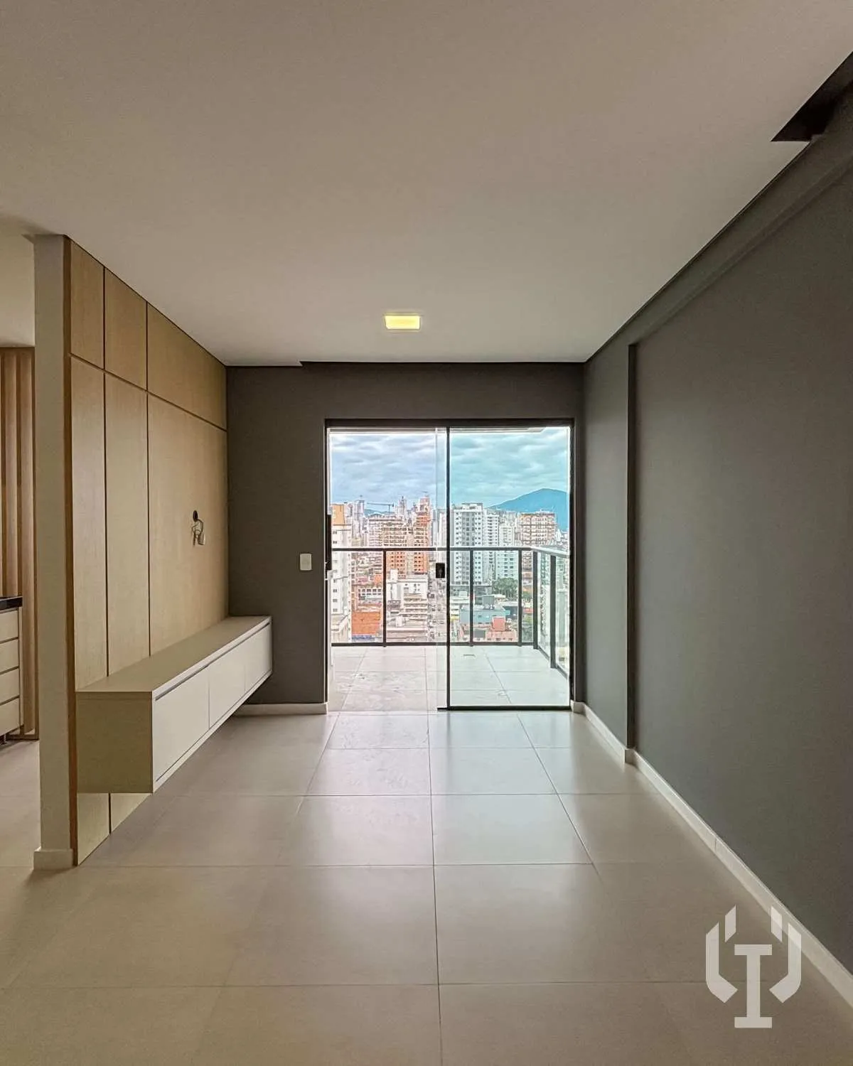 Imagem Apartamento semimobiliado com 2 suítes em Itapema
