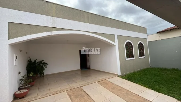 Imagem Casa padrão à venda no bairro São Benedito, Uberaba: 3 quartos, móveis planejados e porcelanato