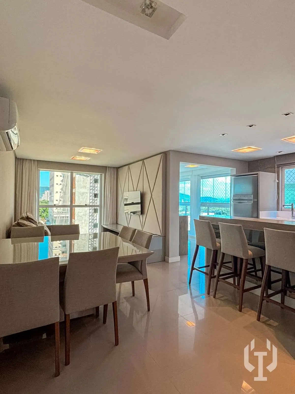 Foto do imóvel Apartamento de 2 suítes e 2 vagas de garagem em Meia Praia