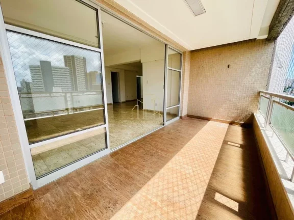 Imagem Apartamento amplo e bem localizado com quatro quartos e varanda a venda no Itaigara