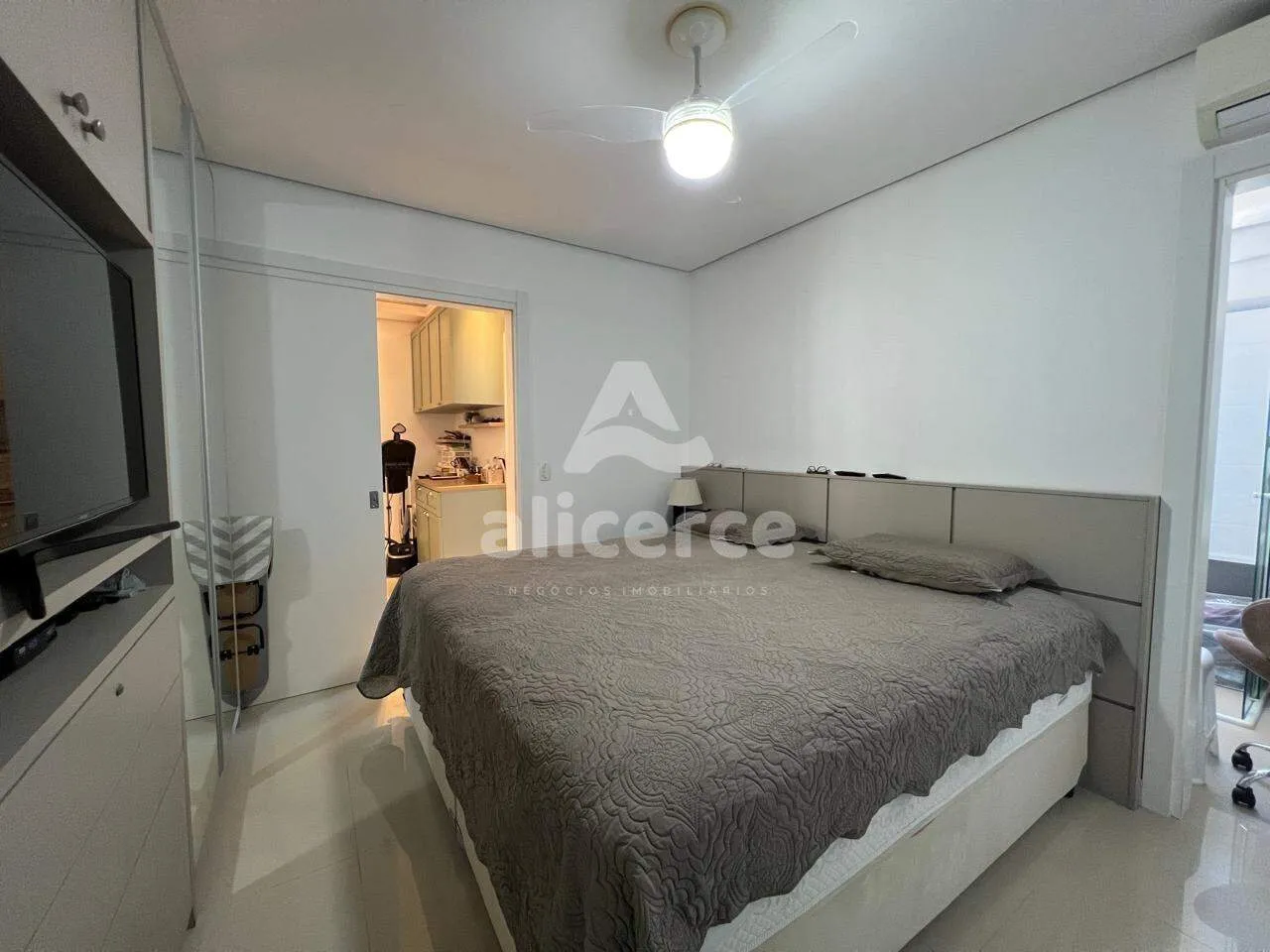 Imagem Apartamento à venda com 2 quartos 2 suítes, 80,29m² em Agronômica Florianópolis