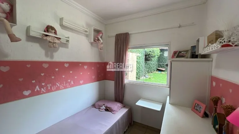 Imagem Casa à venda no Fabrício, Uberaba: 3 dormitórios, churrasqueira e móveis planejados.