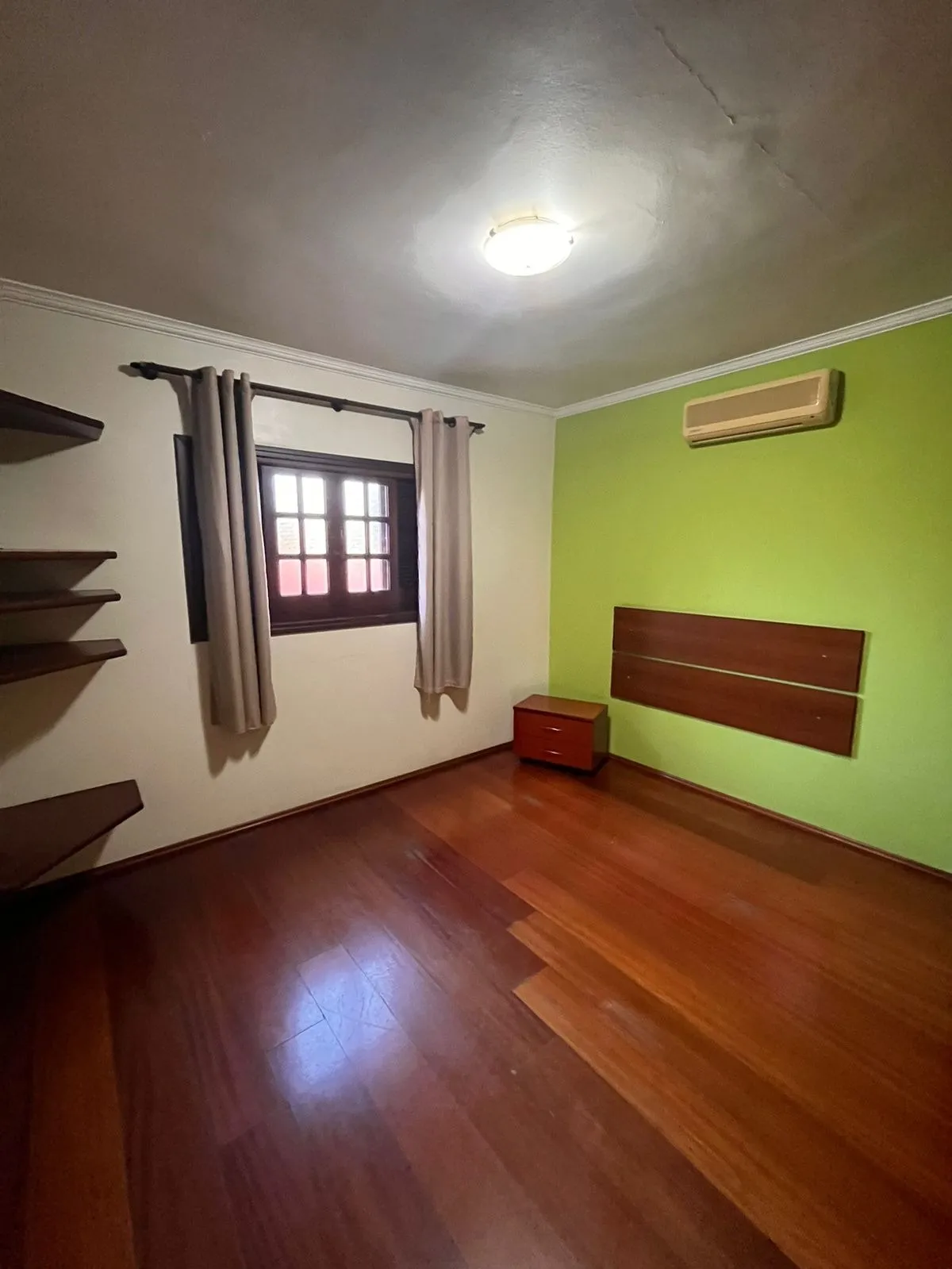 Imagem "Ampla Residência com 6 Dormitórios no Condomínio Residencial Isaura"
