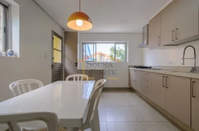 Imagem Sobrado com 175m² de área construída, distribuído em três níveis. Possui 3 dormitórios, sendo...
