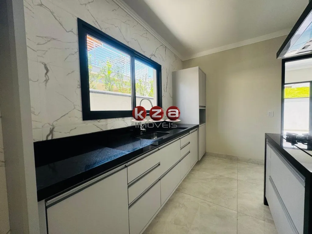 Imagem Casa de alto padrão a venda no Condomínio Portal do Jequitibá em Valinhos-SP: 4 quartos, 3 suítes, 4 vagas de garagem, 244m² de área.
