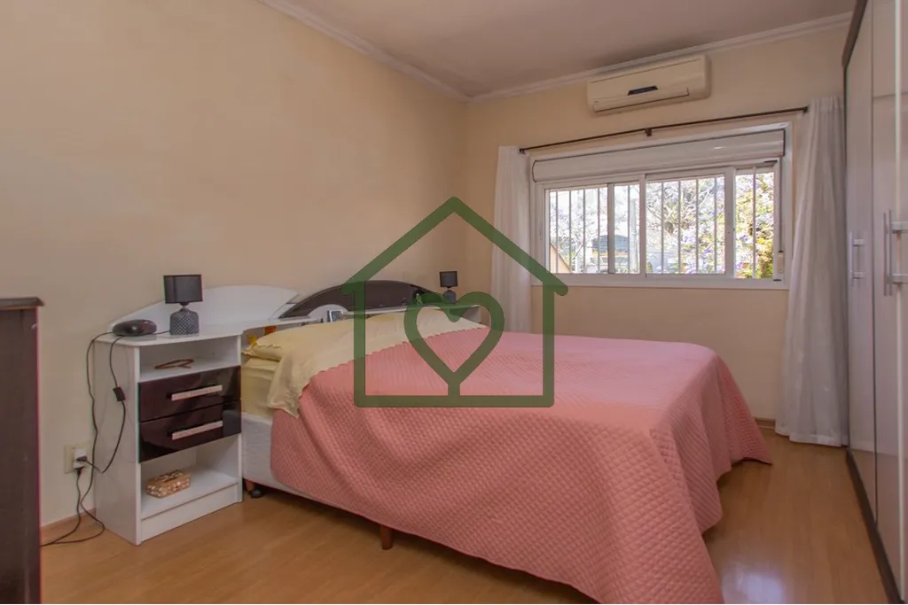 Imagem Casa distribuída em dois andares com cinco dormitórios, quatro banheiros, duas cozinhas, duas sala...