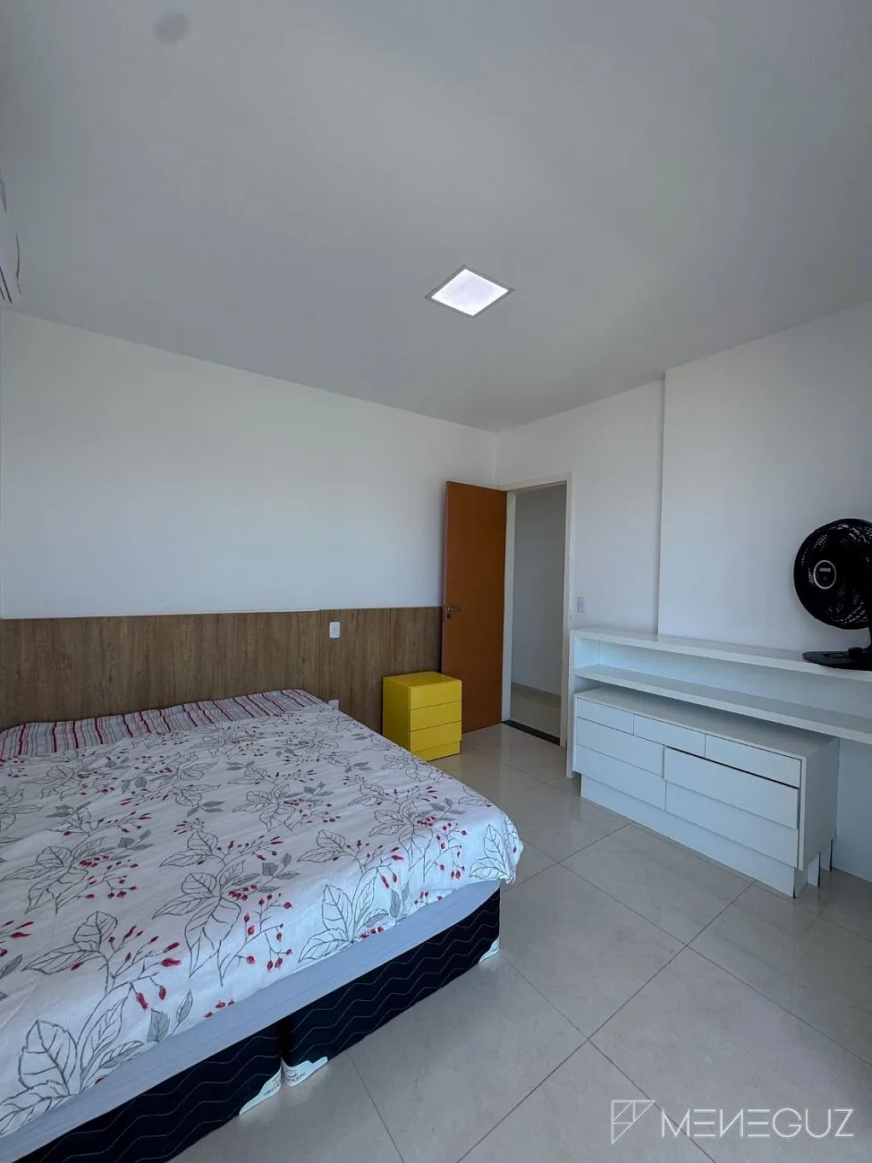 Imagem Apartamento mobiliado de 3 quartos na Avenida Praiana - andar alto, vista para as montanhas e vista discreta para o mar!