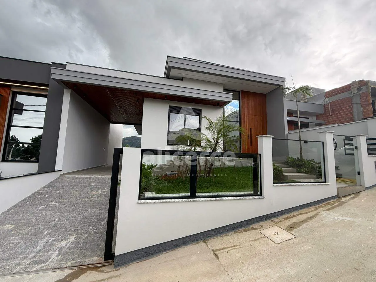 Imagem Casa nova de alto padrão - 3 Dormitórios I 1 suíte I Vaga de garagem - Loteamento Alta Vista, Potecas - São José/SC