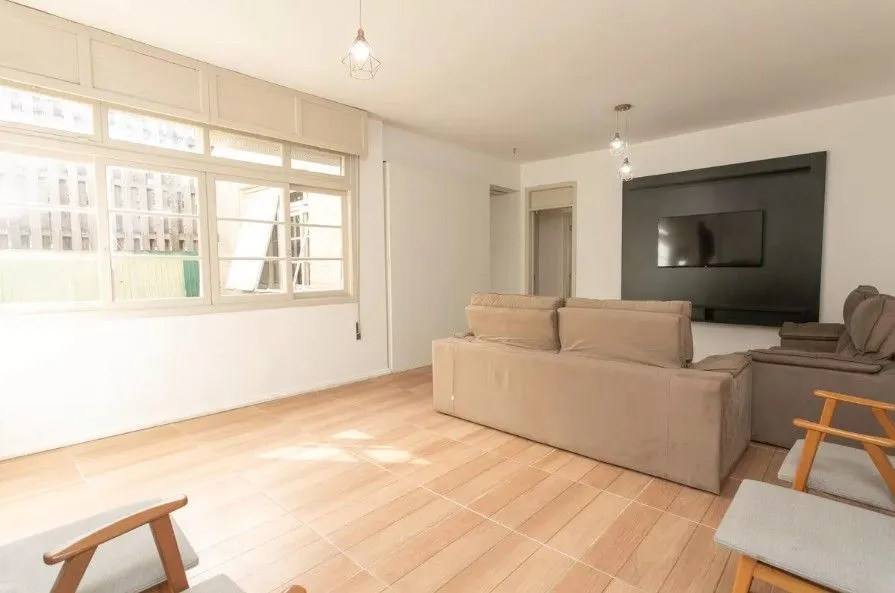 Imagem Amplo apartamento no Bairro Petrópolis com 2 vagas de garagem