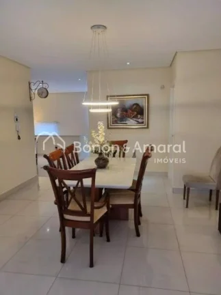 Imagem Sobrado amplo com ambientes bem distribuídos, ideal para quem busca conforto e espaço para a famí...