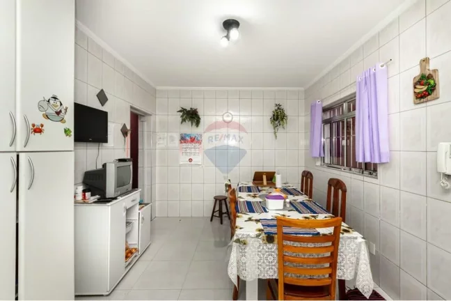 Imagem Casa bem localizada com 4 dormitórios, 2 vagas de garagem.