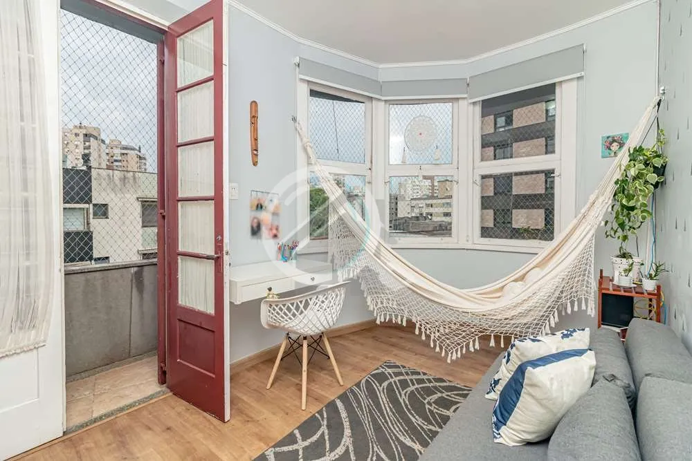Imagem Descubra o charme deste apartamento totalmente reformulado, localizado no vibrante bairro de Petróp...