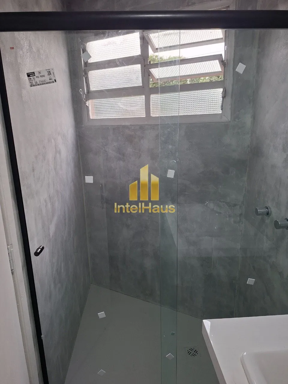 Imagem Apresentamos este excelente apartamento de frente no primeiro andar do Edifício Jalu. Situado na Ru...