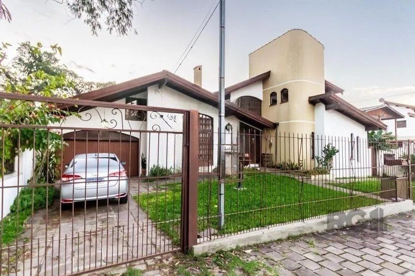 Casa 303m² - 4 dormitórios, 2 vagas no bairro Santo Antônio