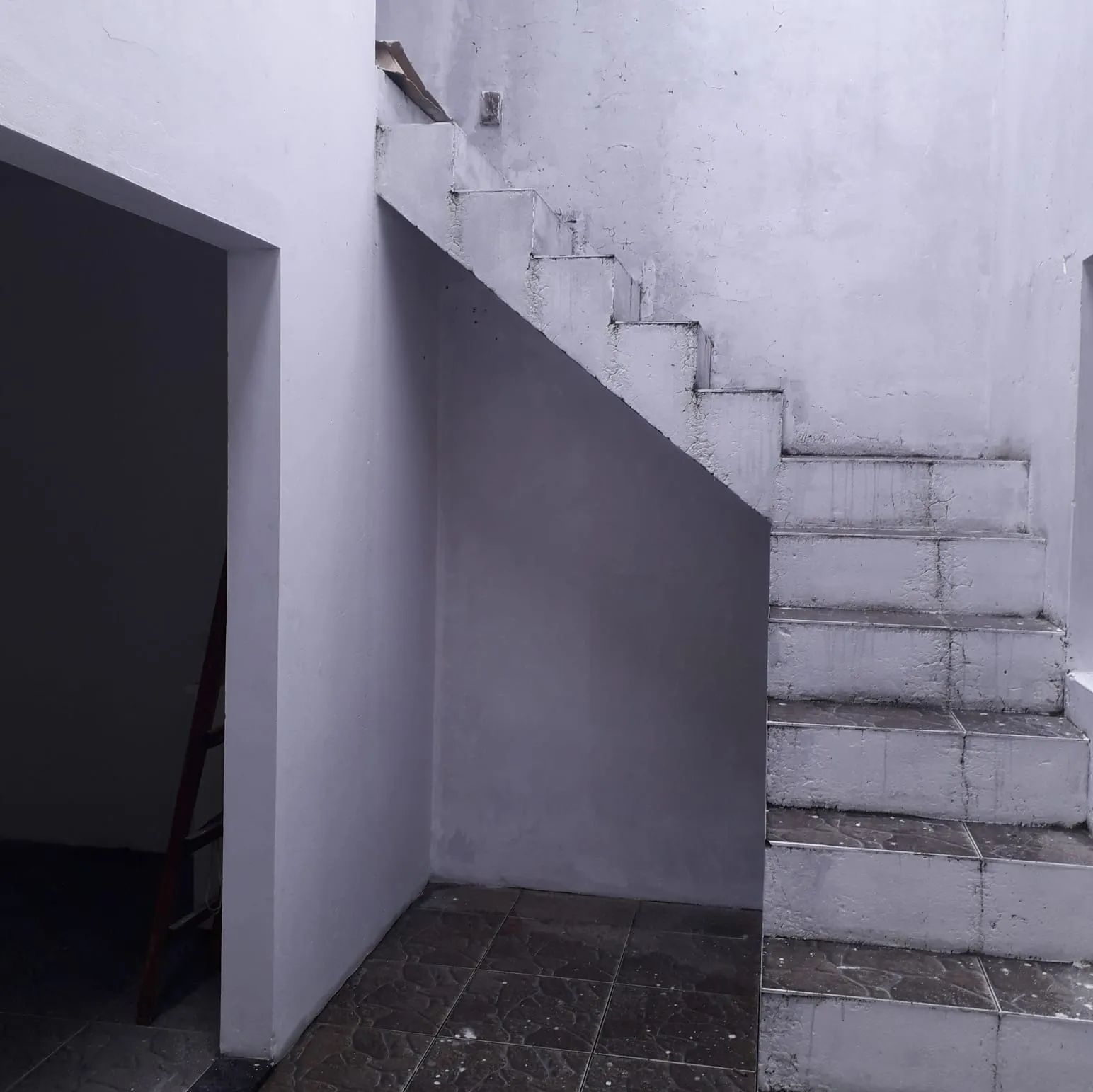 Imagem "Residência Confortável e Prática: Garagem Coberta, Três Dormitórios Aconchegantes, Sala Ampla, Cozinha Espaçosa e Mais! Descubra o Seu Novo Lar."