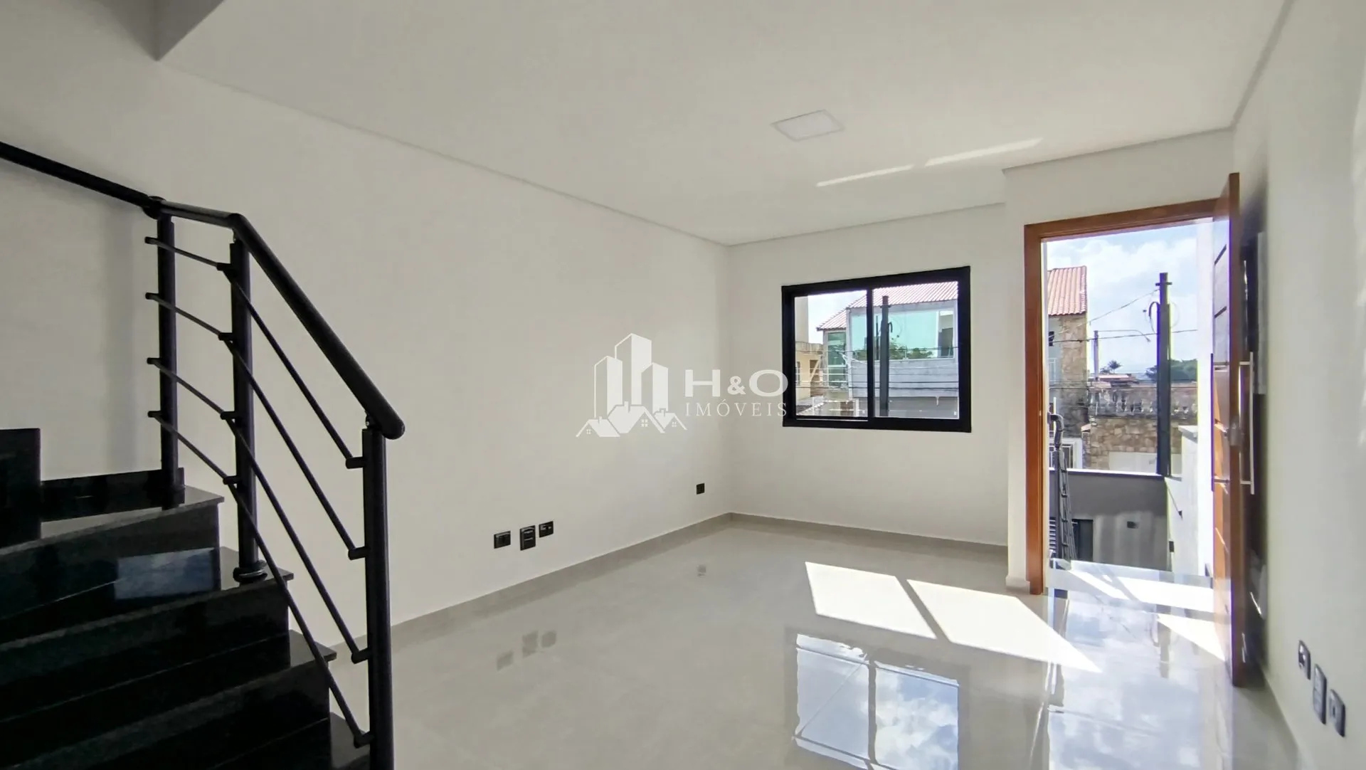 Imagem Oportunidade, Sobrado Frontal à Venda - 111m² de Área Útil | 3 Dormitórios | 3 Vagas, Bairro Jardim Brasília, Itaquera.