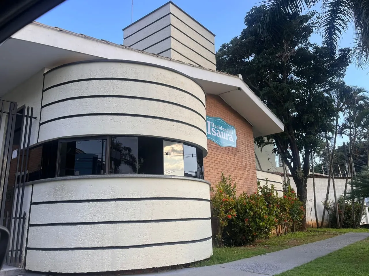 Imagem "Ampla Residência com 6 Dormitórios no Condomínio Residencial Isaura"