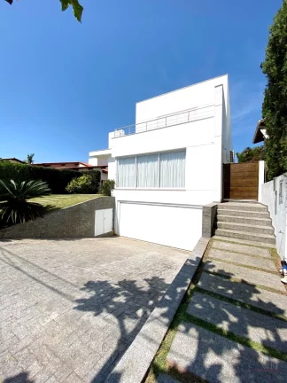 Imagem Belíssima casa com 4 Suites, 6 vagas cobertas  em Jurere Internacional a poucos passos da Praia. T...