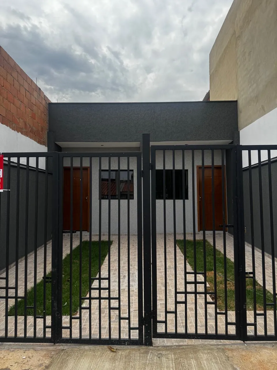 Imagem Casa nova, construída em 2025, 51,90 m² de área construída, 2 dormitórios, 1 banheiro, sala, cozinha, área de serviço e garagem para 1 carro e 1 noto.