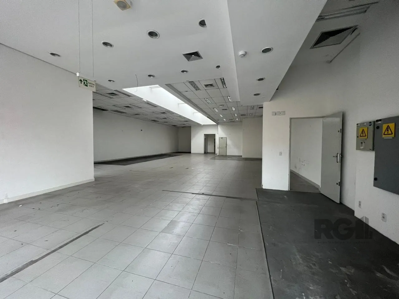 Imagem Loja para Venda - 450m², 0 dormitórios, 1 vaga - Petrópolis