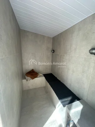 Imagem Linda e aconchegante casa, com 3 quartos sendo 1 suíte, 1 banheiro social, 1 lavabo com armário pl...