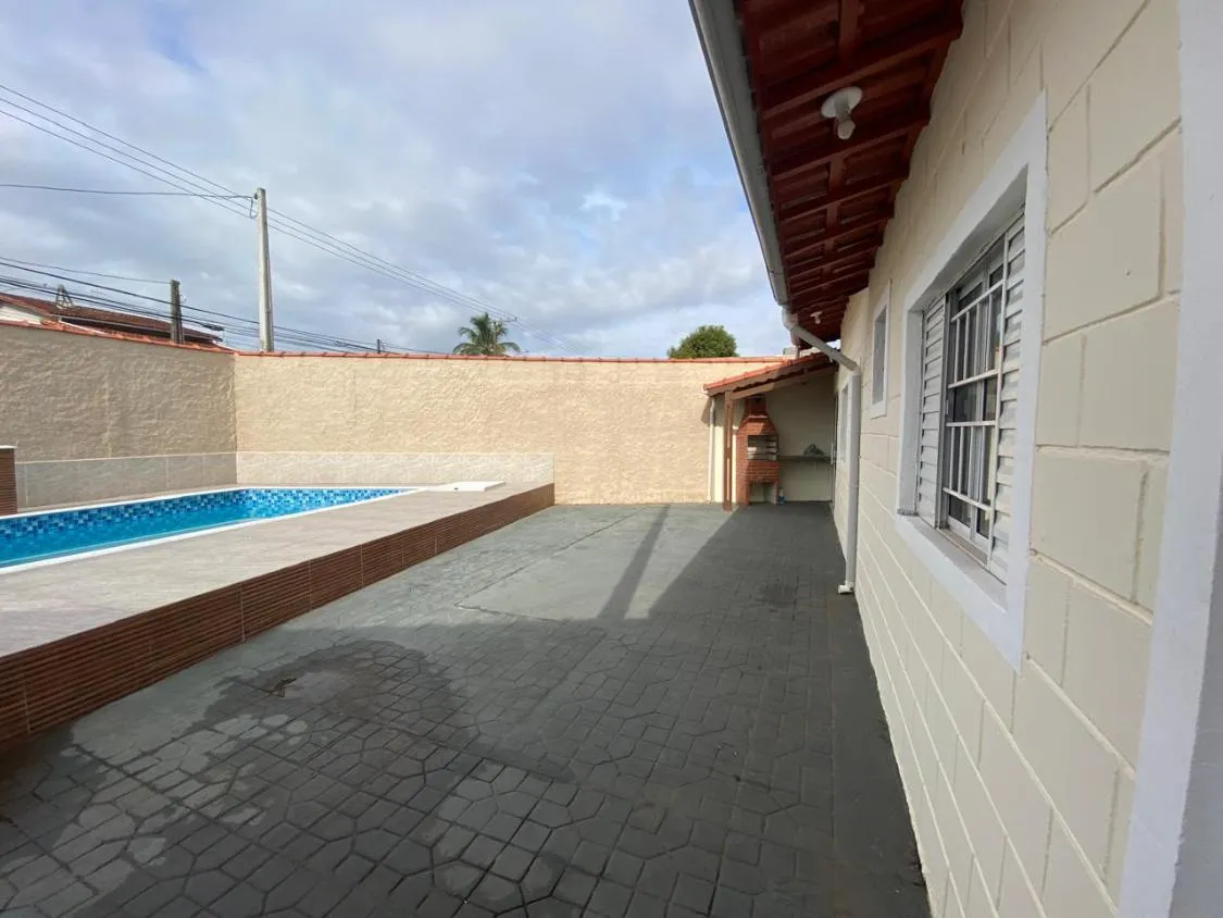 Imagem CASA COM PISCINA, CHURRASQUEIRA E ACEITA FINANCIAMENTO BANCÁRIO NO JARDIM SUARÃO EM ITANHAÉM