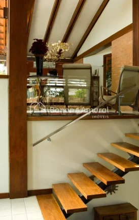 Imagem Casa com arquitetura diferenciada no condomínio Alphaville Campinas. A espaçosa residência possui...