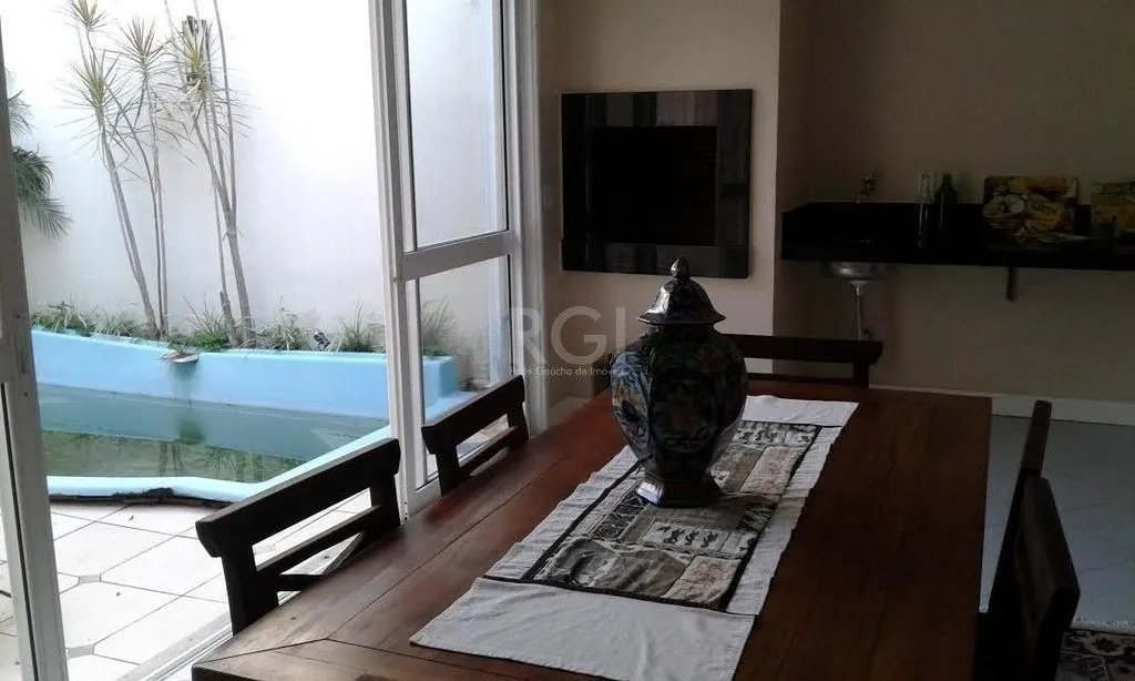 Imagem Excelente casa em condominío de 350m² com 03 dormitórios sendo 02 suítes.