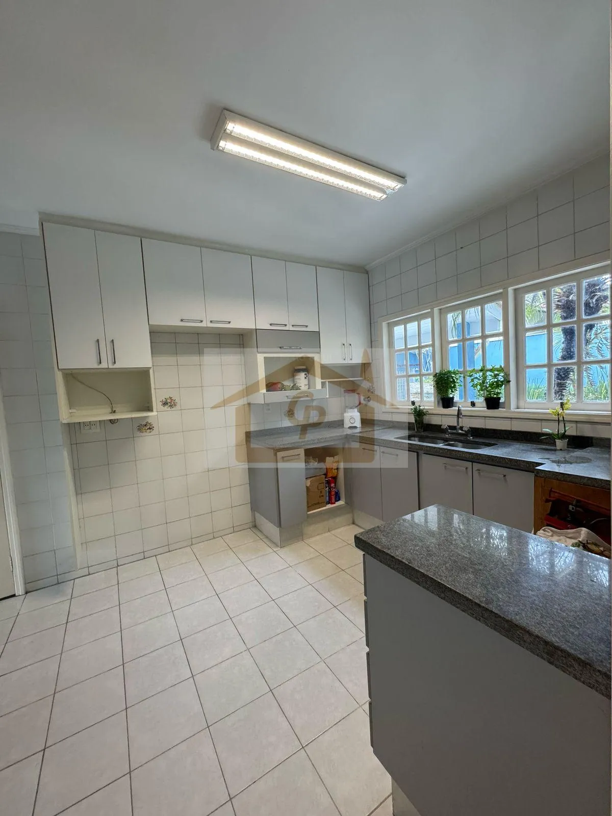 Imagem Residencial silencioso, natureza e próximo ao Templo Budista Zulai! São 4 quartos, 4 vagas