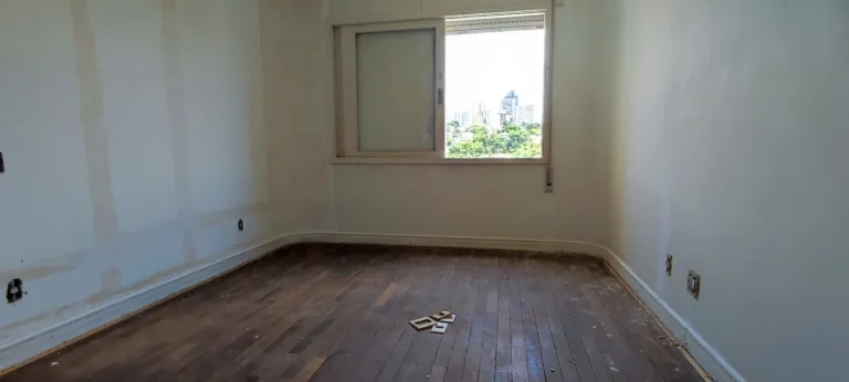 Imagem Apartamento 220M², 3Q, 1 Suíte, 4 Banheiros, Vista Livre e Bela, Área de Serviço, Lavabo, 2 Vagas, Quadra, Playground.