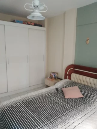 Imagem De frente para o mar da Praia do Morro 3 quartos sendo uma suíte +DCE duas vagas de garagem. Prédio com área de lazer