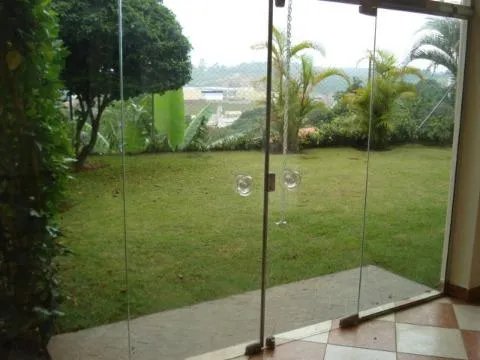 Imagem VENDA DE CASA NO CONDOMÍNIO ARUJÁ COUNTRY CLUB, 250m² c/ 2 quartos, suíte c/ sacada, salão com churrasqueira e forno de pizza e 4 vagas. CONSULTE-NOS.