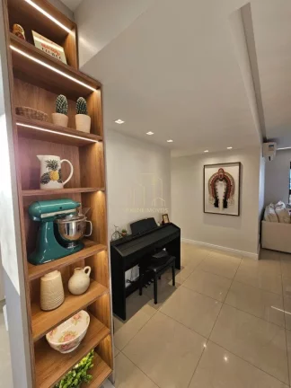 Imagem Excelente apartamento reformado com três quartos varanda a venda no caminho das arvores