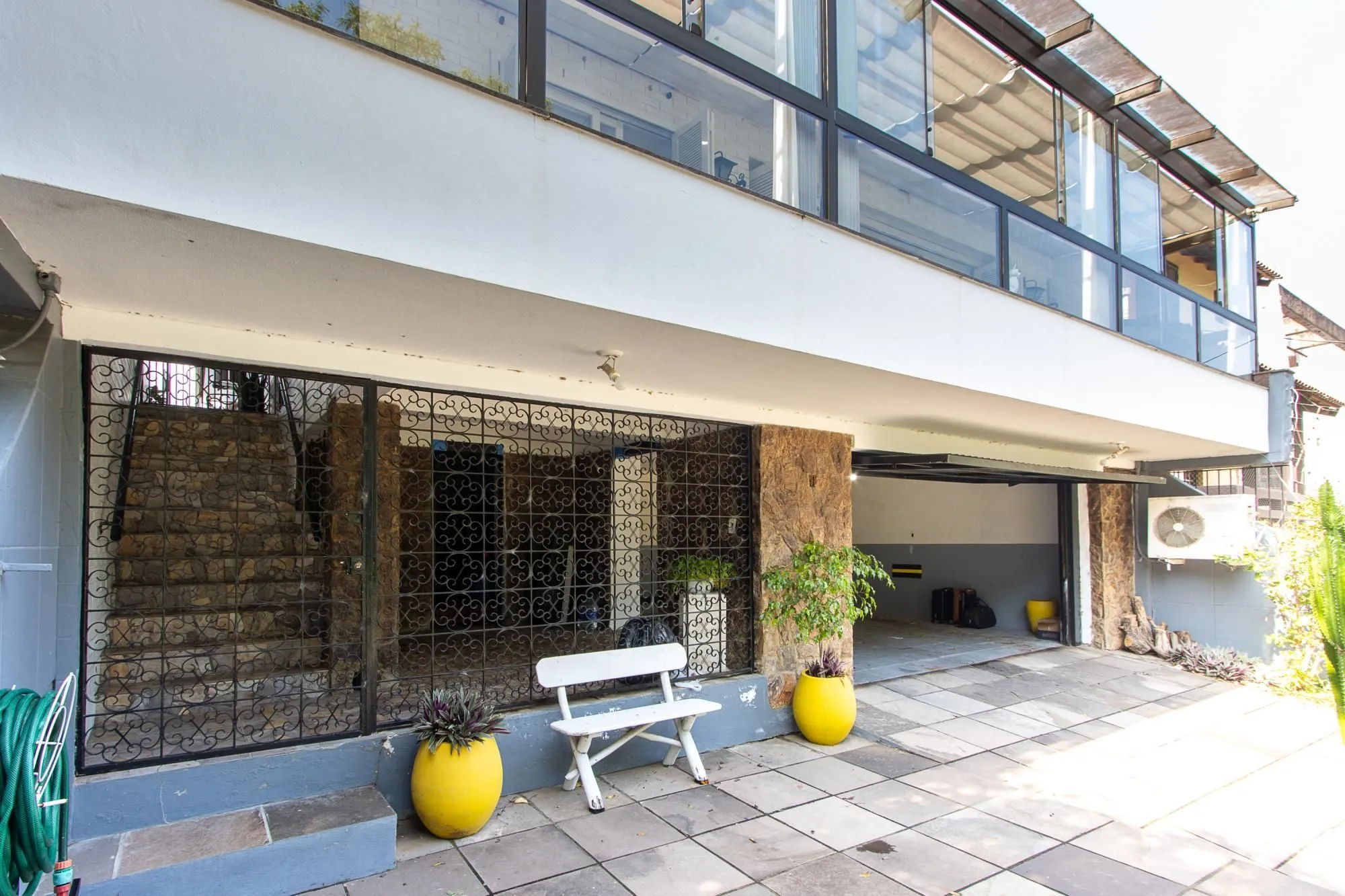 Imagem Linda casa totalmente reformada, 3 quartos (1 suite), 2 vagas cobertas - Bairro Nonoai