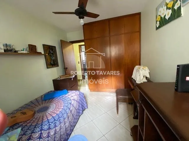 Imagem Amplo apartamento 165M² à venda com 4 dormitórios, sendo 2 suítes, living para 3 ambientes, cozinha com armários embutidos e área de serviço com quarto e banheiro. Conta com 2 vagas de garagem.